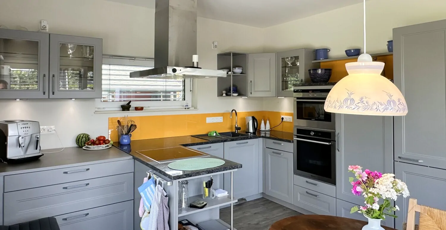 moderne Einbauküche mit Zugang zur Terrasse