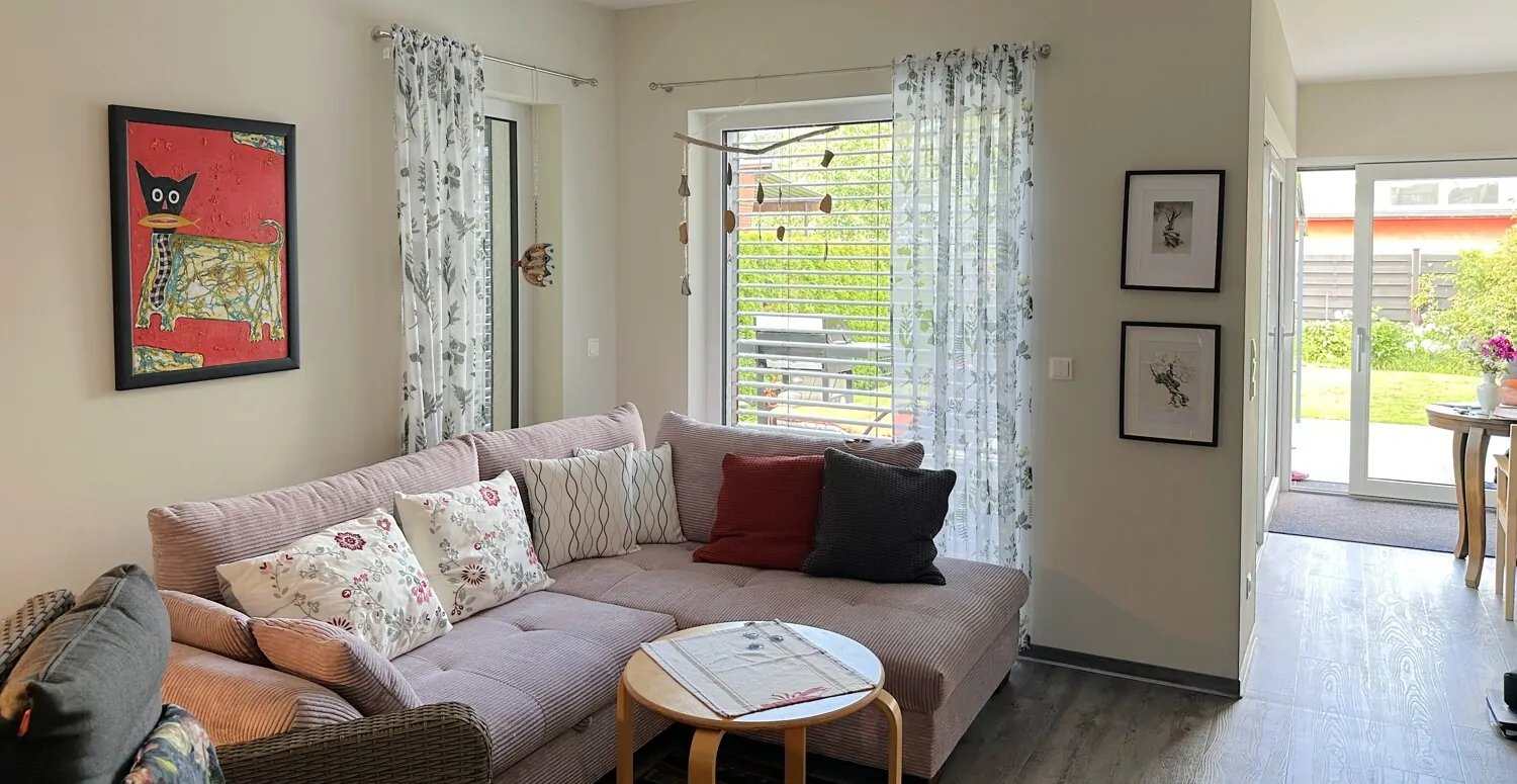 lichtdurchfluteter Wohnbereich mit bodentiefen Fenstern