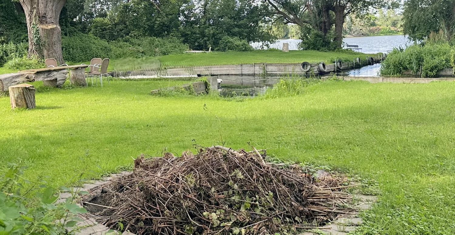 gemeinschaftliche Feuerstelle am Bootsanliegeplatz