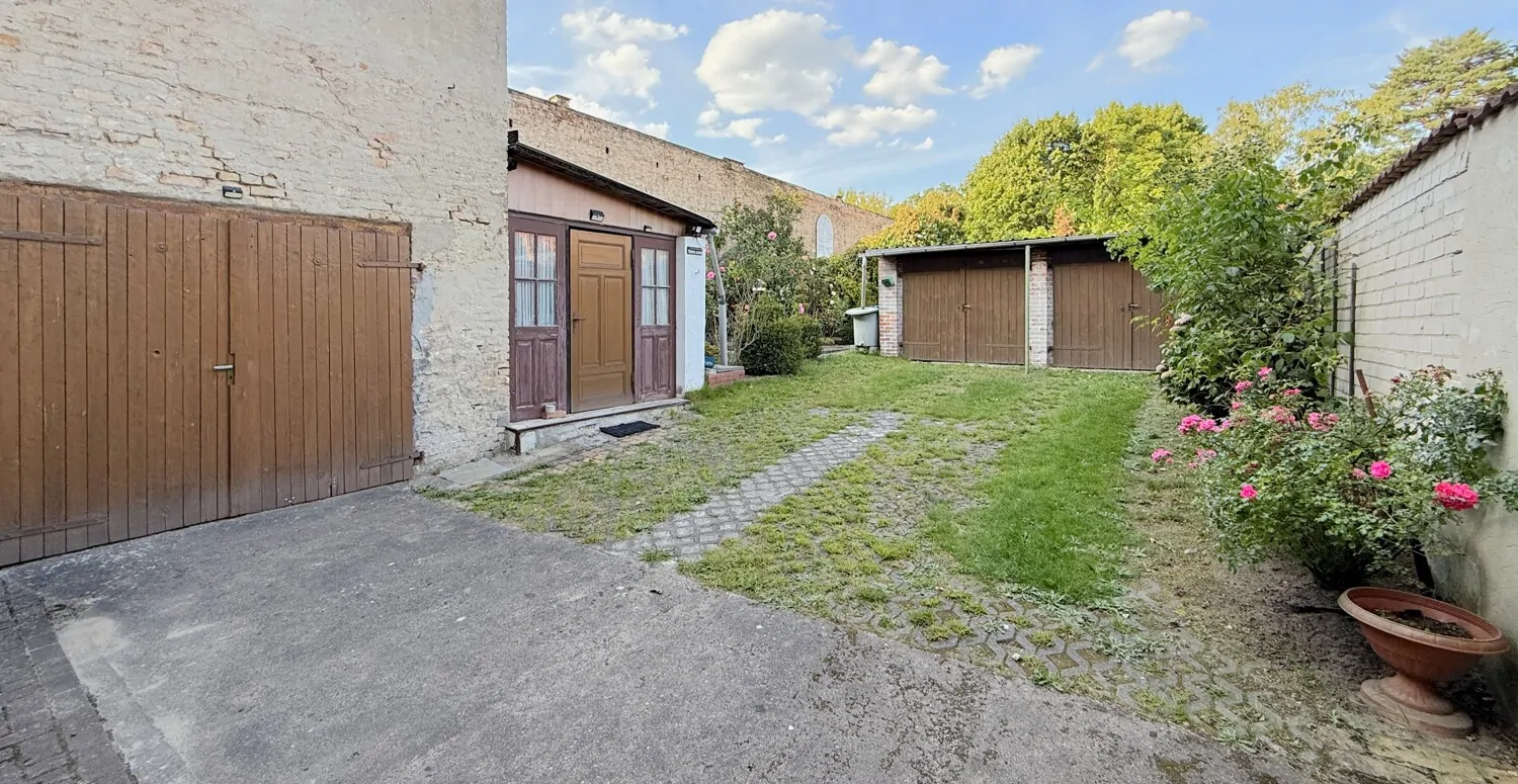 Nebengebäude mit Garage und separate Doppelgarage