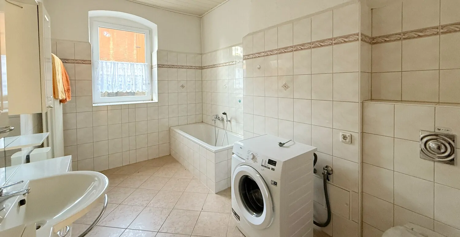 Badezimmer mit Badewanne (WE 1)