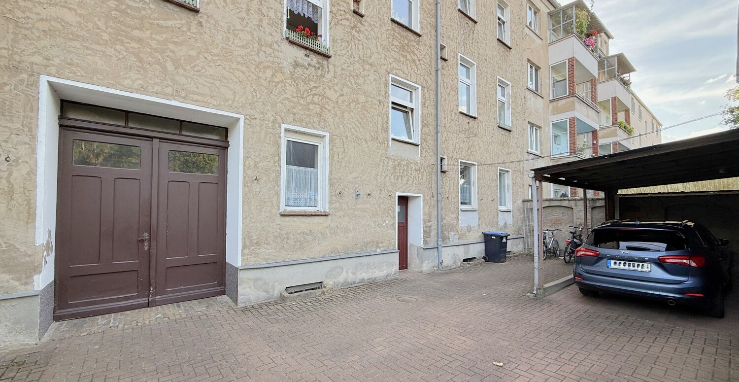 gepflasterter Innenhof mit Carport