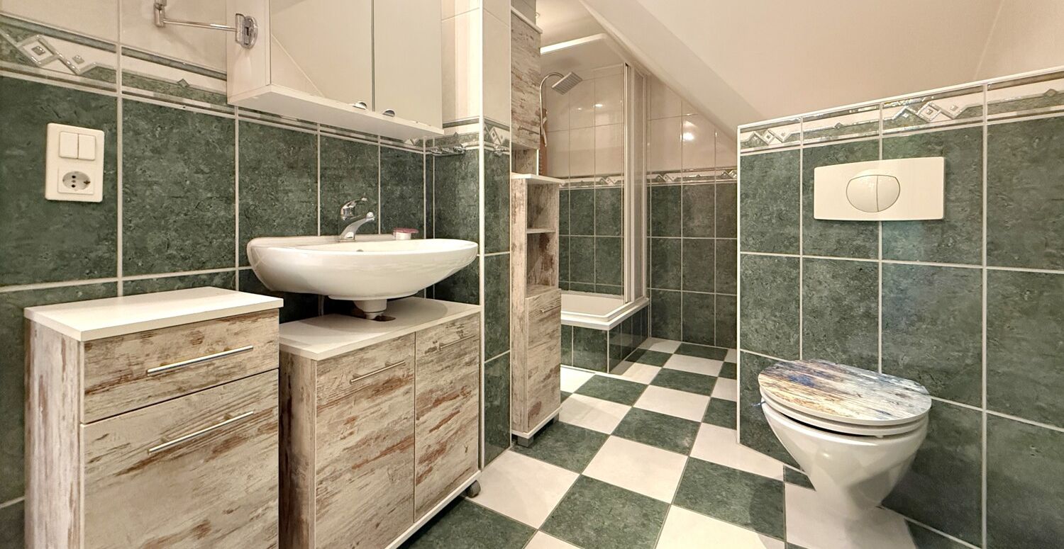 Badezimmer mit Dusche im Dachgeschoss