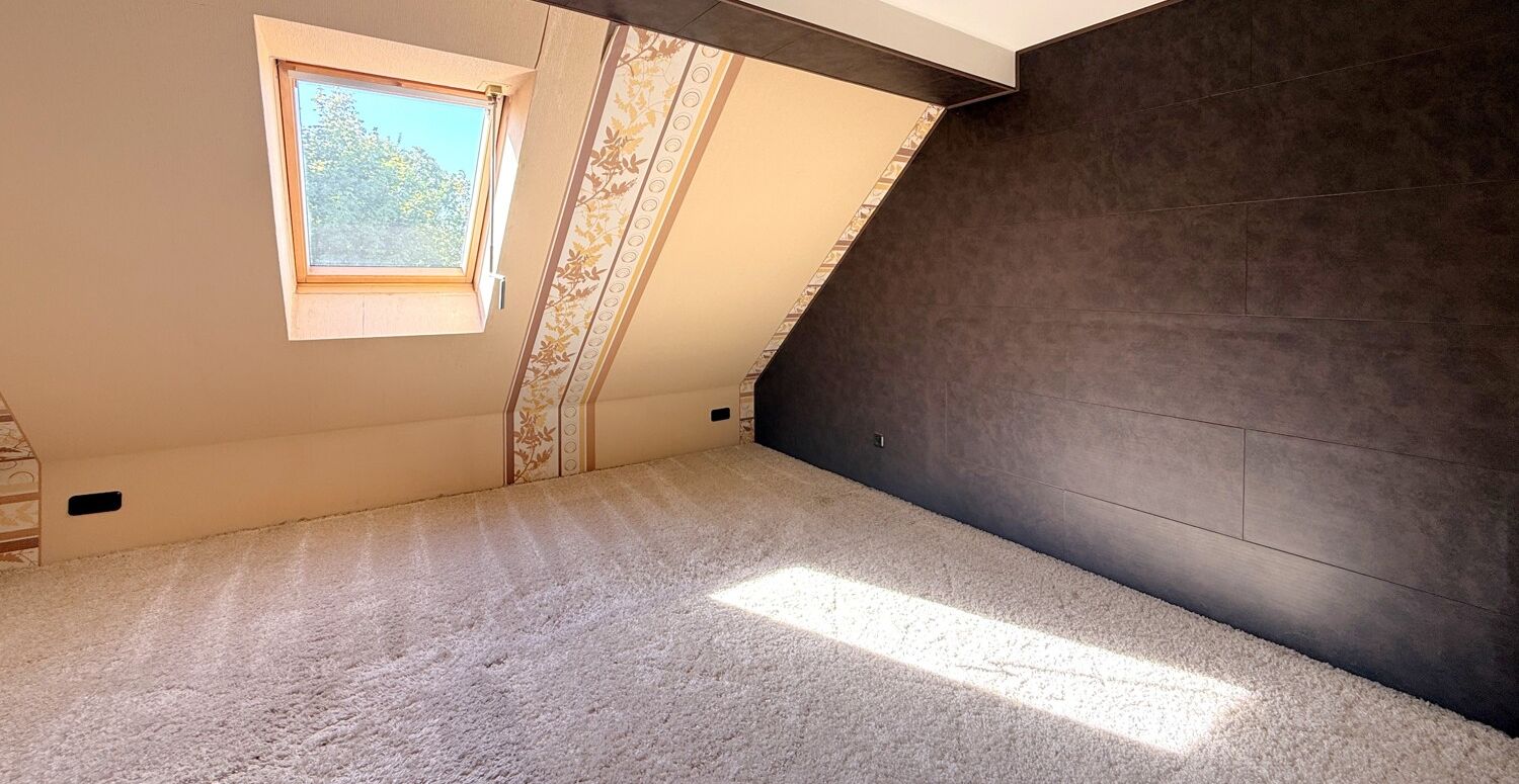 gemütliches Schlafzimmer mit Dachfenster