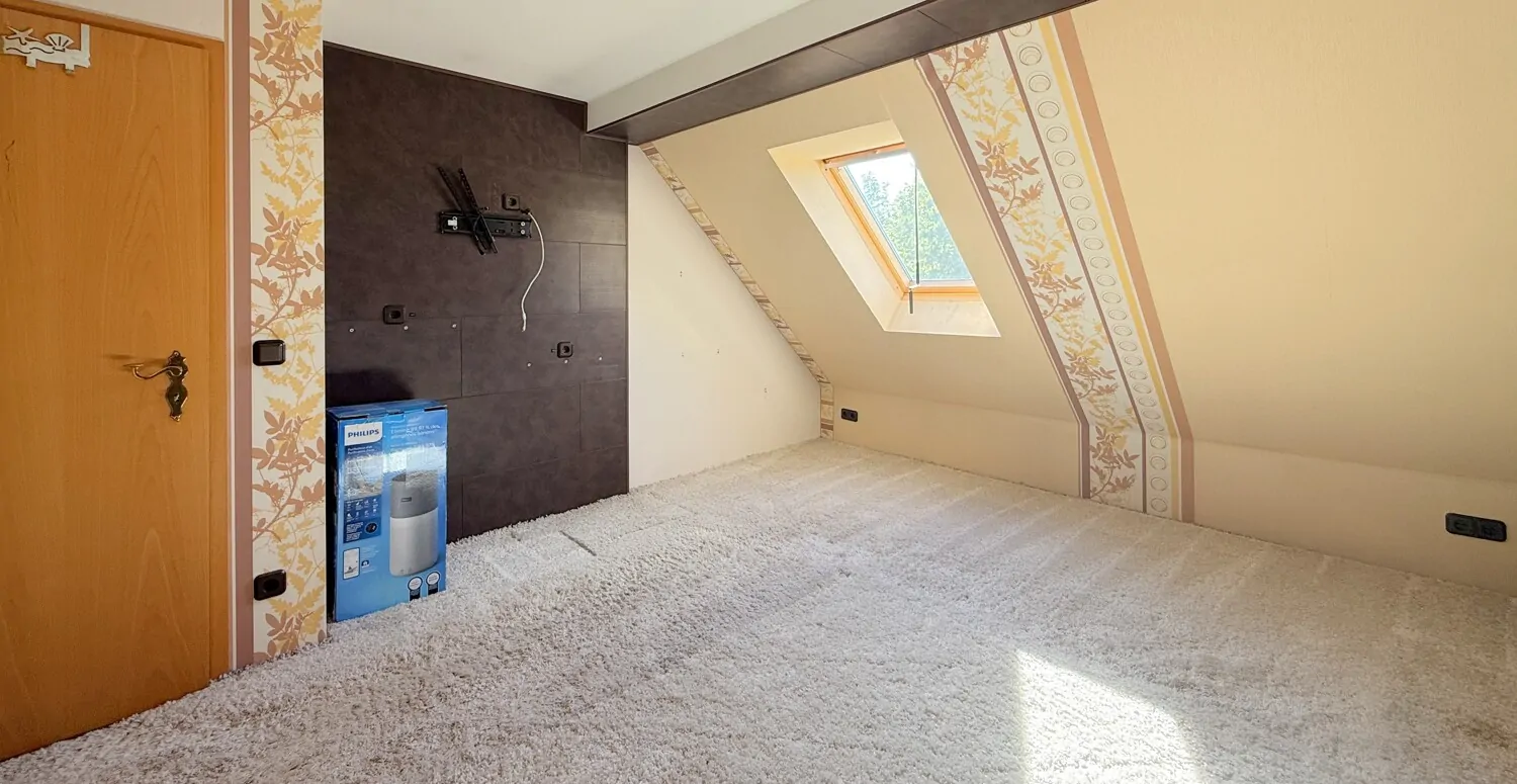 gemütliches Schlafzimmer mit Dachfenster