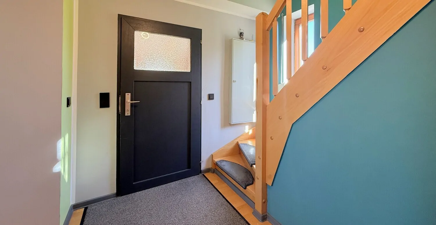 Flur mit Echtholztreppe