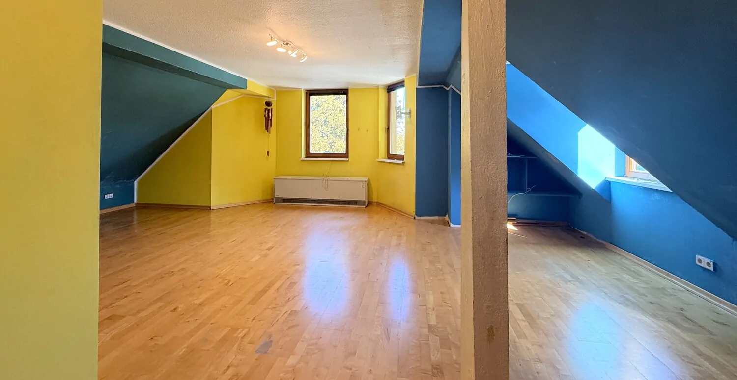 großzügiges Kinderzimmer mit Dachgaube