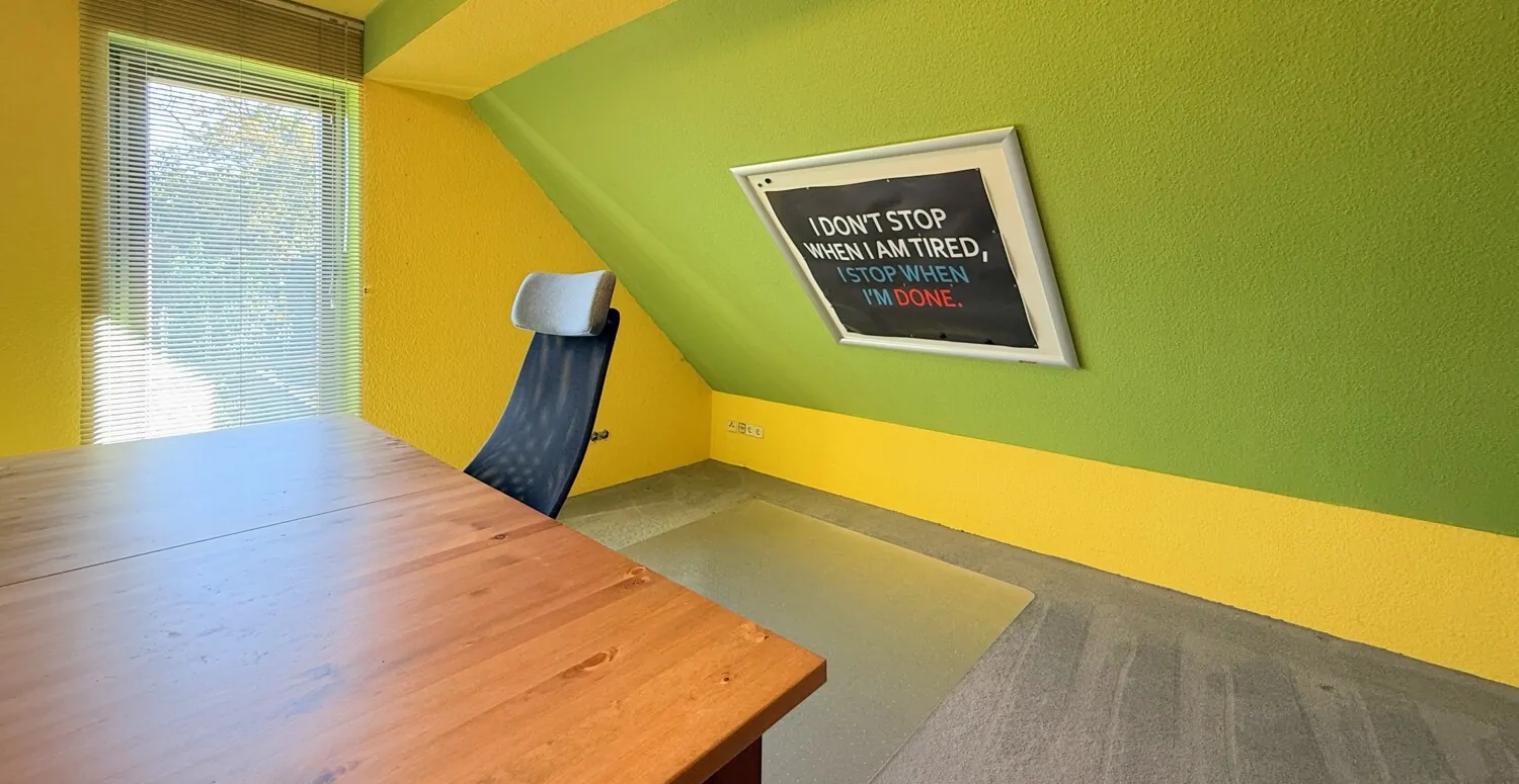 Arbeitszimmer mit bodentiefen Fenster