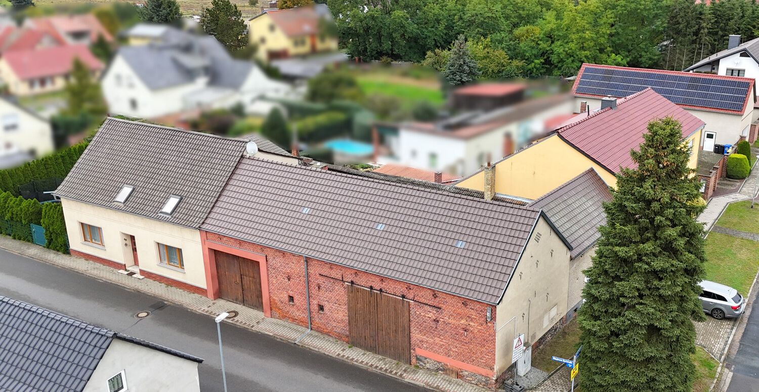Hofgrundstück mit Hauthaus, Torhaus, Scheune und Garage
