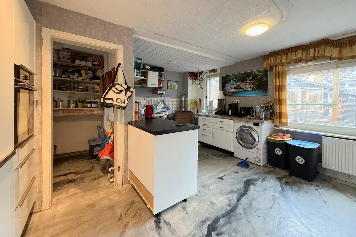 geräumige Küche mit angrenzender Speisekammer