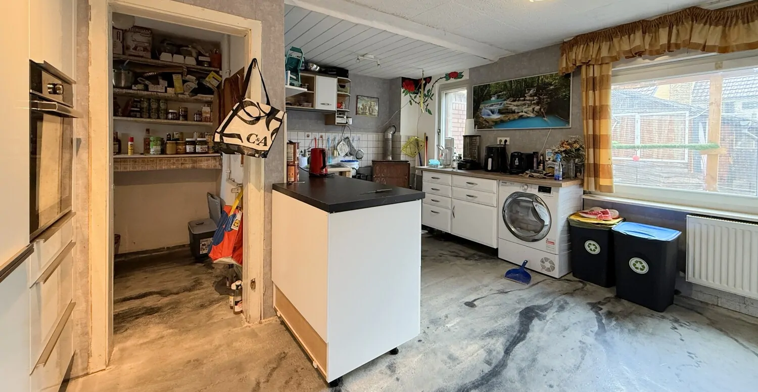 geräumige Küche mit angrenzender Speisekammer