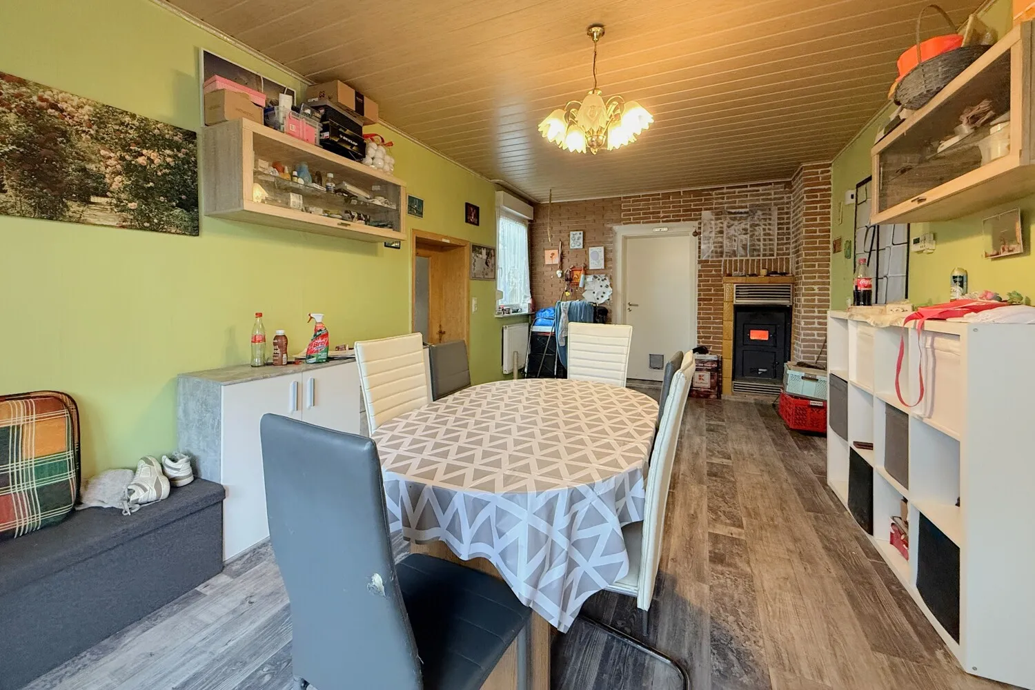 Esszimmer mit Kachelofen