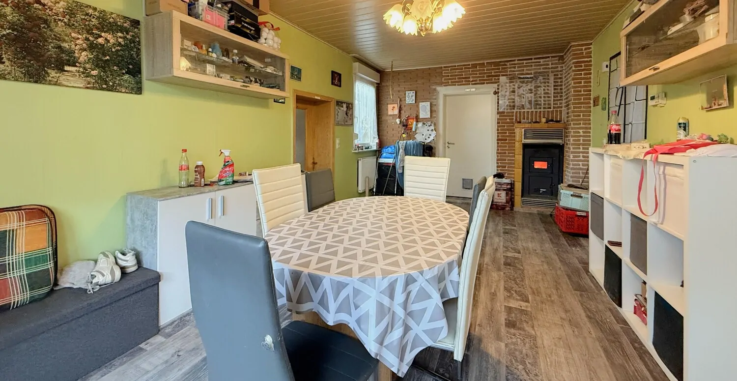 Esszimmer mit Kachelofen