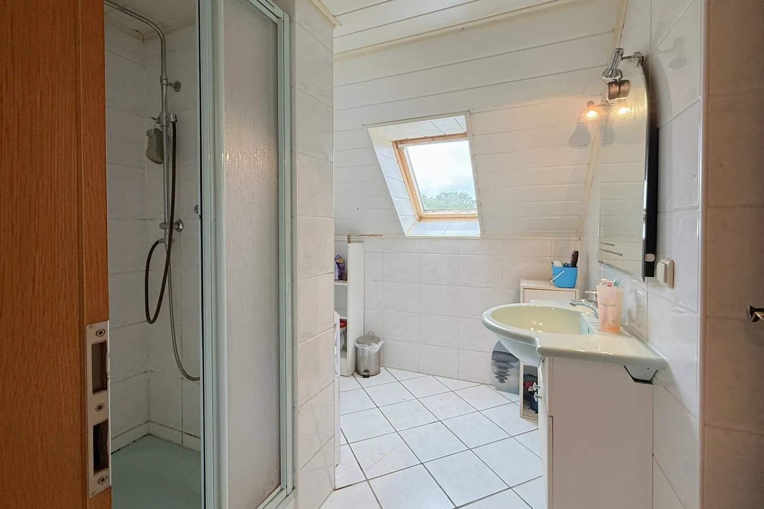 Badezimmer mit Dusche im Dachgeschoss