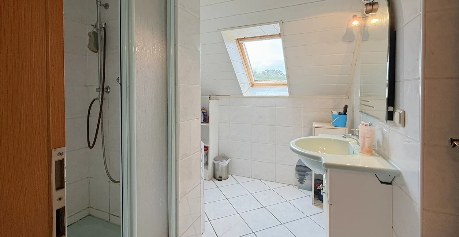 Badezimmer mit Dusche im Dachgeschoss