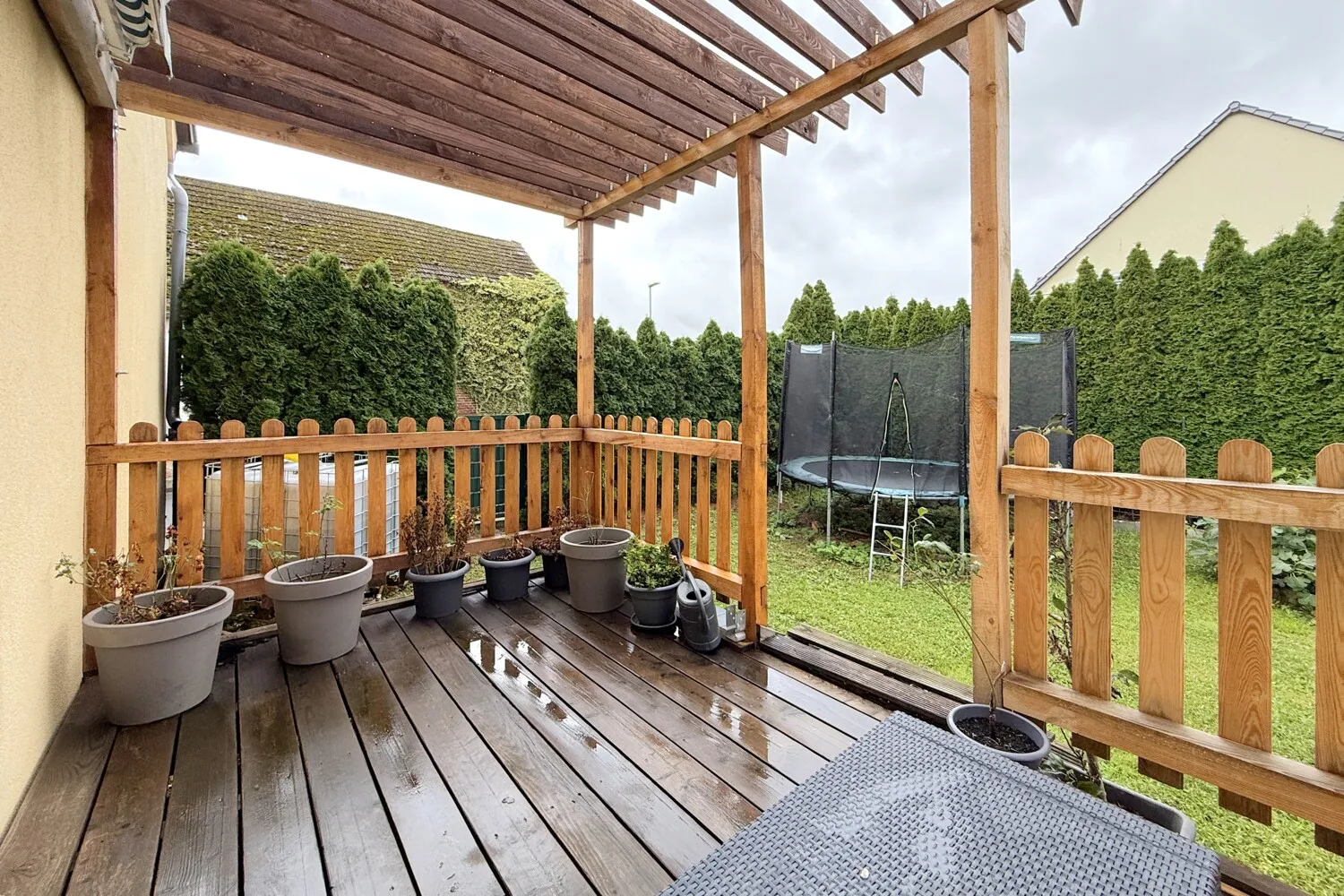 gemütliche Terrasse mit Blick in den Garten