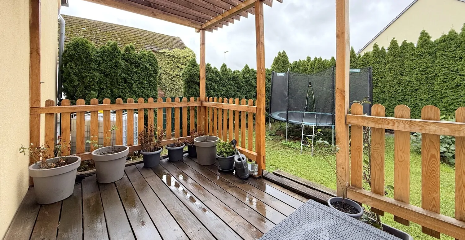 gemütliche Terrasse mit Blick in den Garten