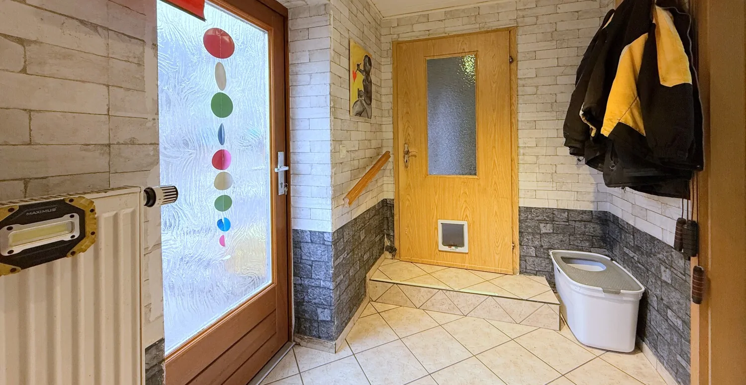 kleiner Flur mit Hoftür