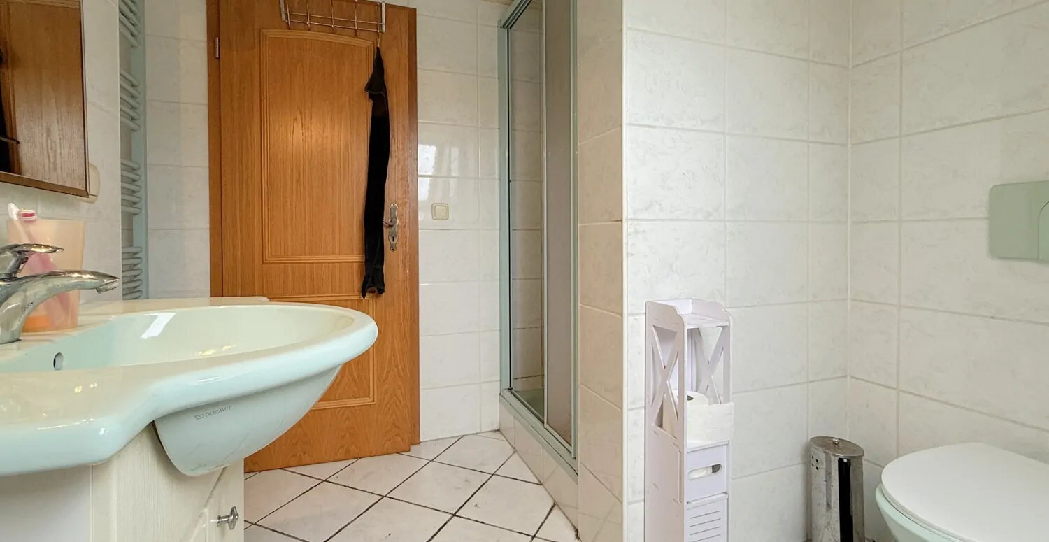 Badezimmer mit Dusche im Dachgeschoss
