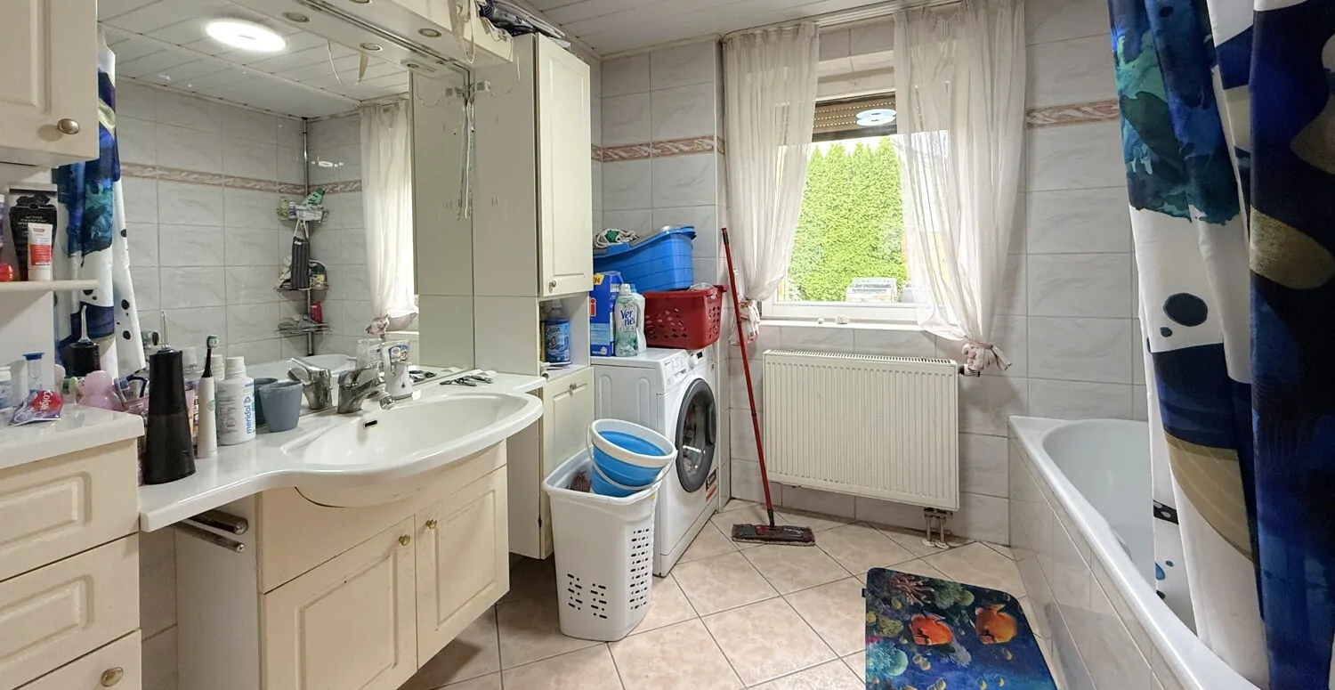 Badezimmer mit Badewanne