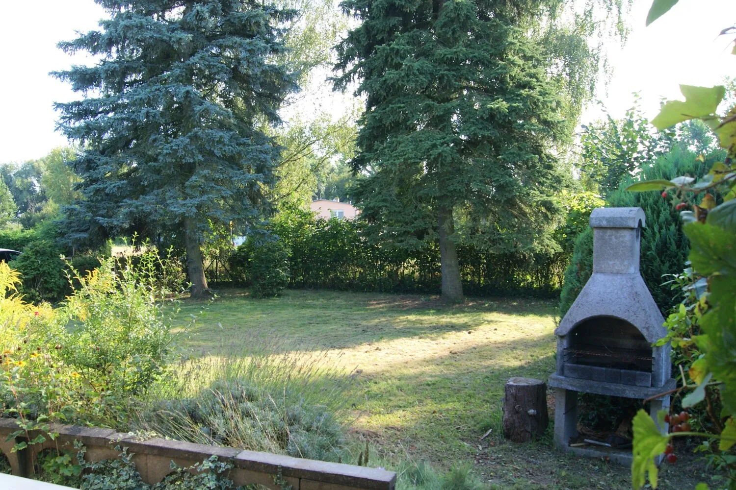 Garten mit Grillplatz