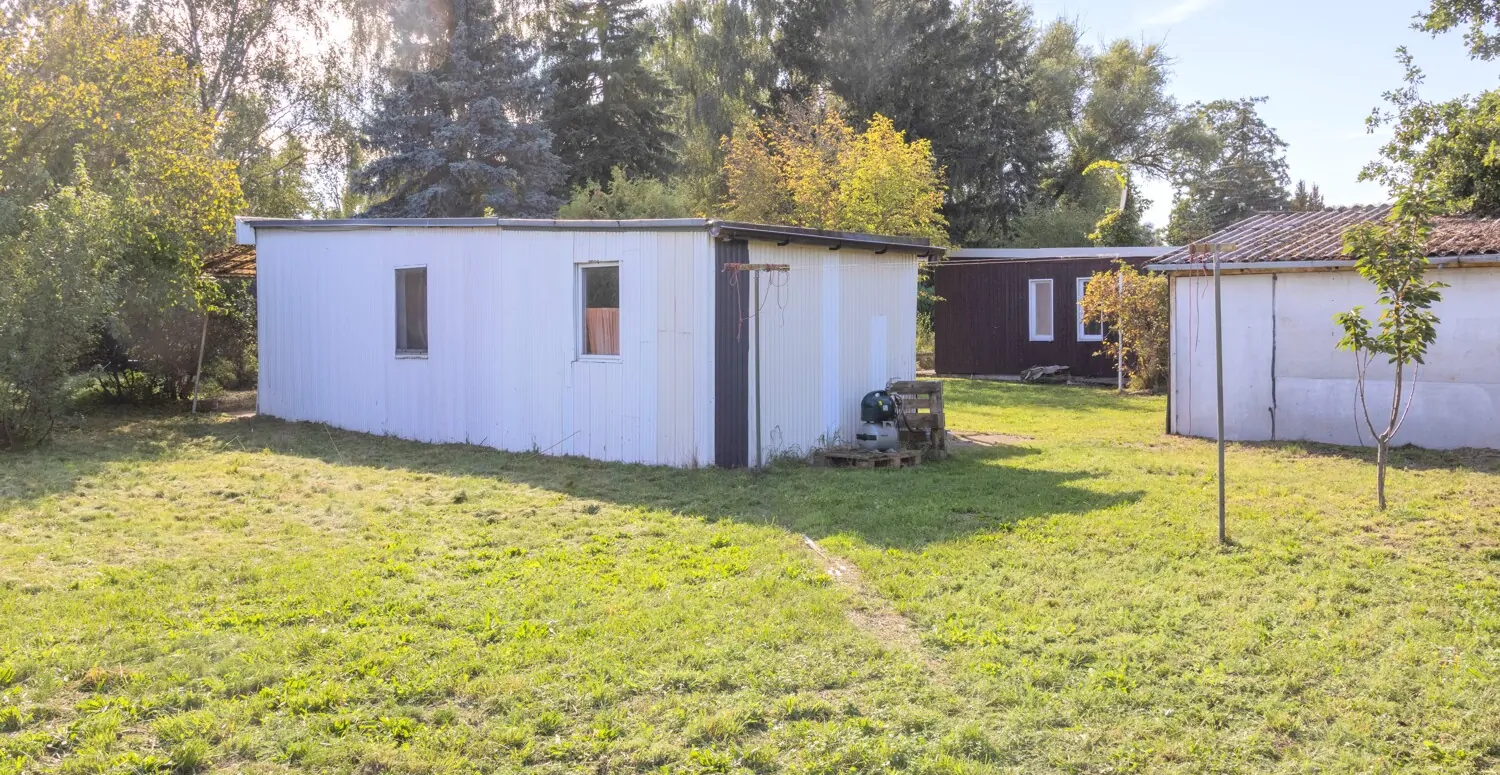 Rückseite Bungalow II mit Hauswasserwerk und Doppelgarage