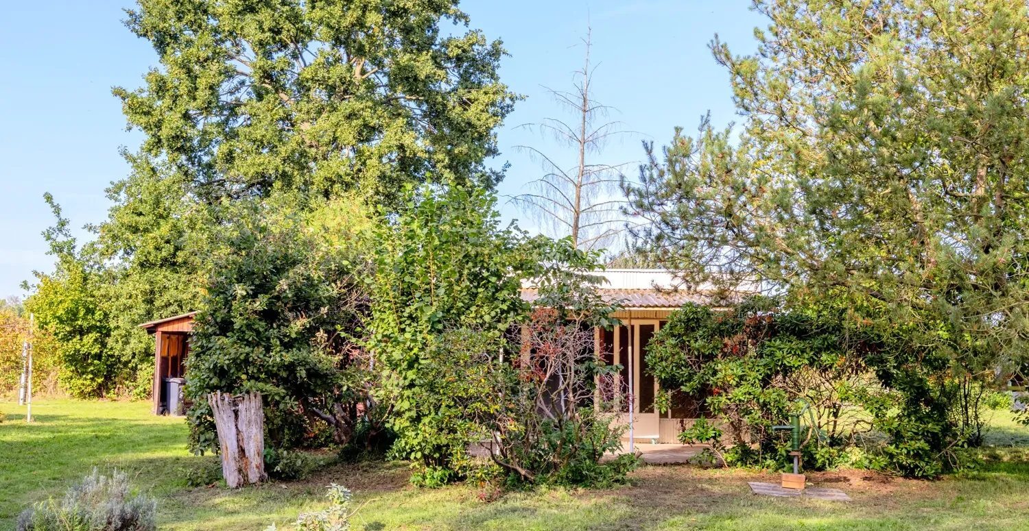 Bungalow II mit Gartenpumpe