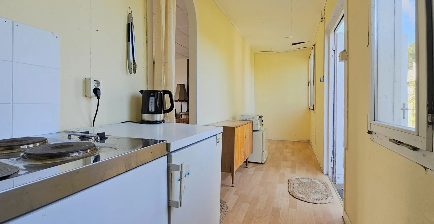 Küche mit großem Abstellbereich (Bungalow I)