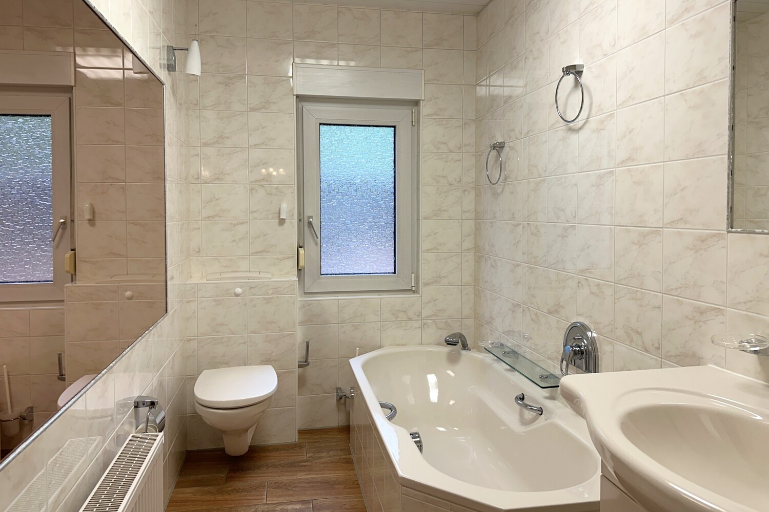 zweites Badezimmer mit Badewanne (Wohnhaus)