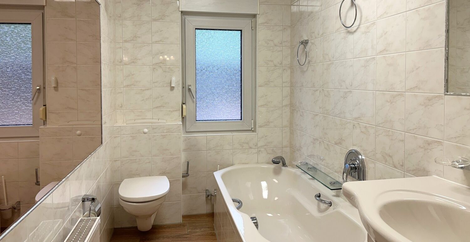 zweites Badezimmer mit Badewanne (Wohnhaus)