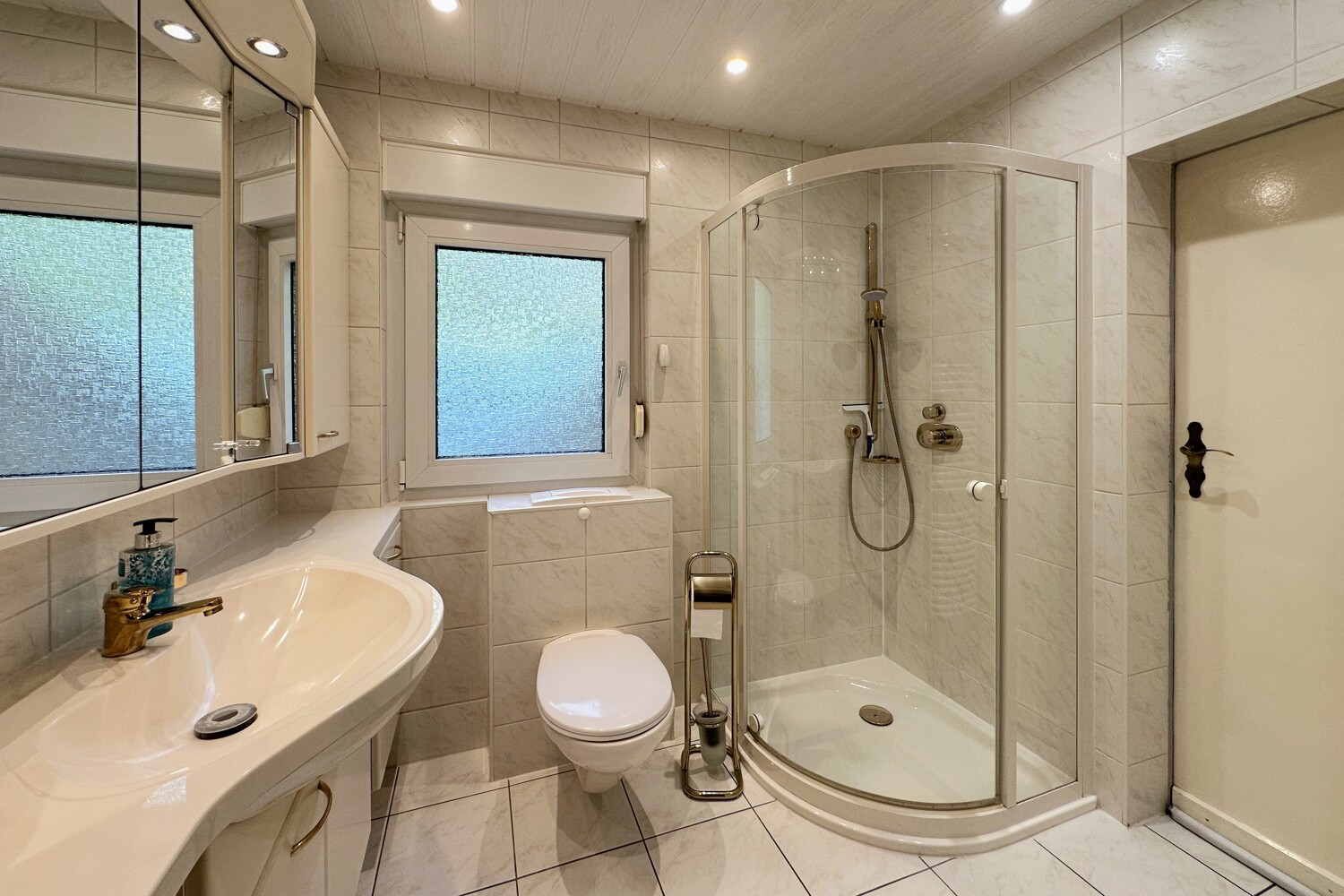 Badezimmer mit Dusche und Tageslicht (Wohnhaus)