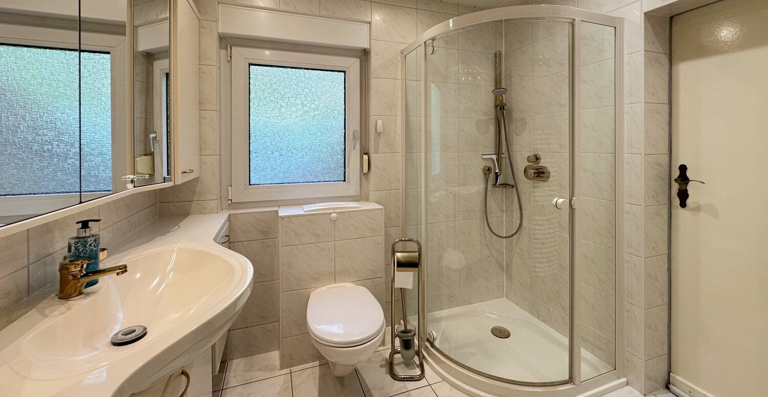 Badezimmer mit Dusche und Tageslicht (Wohnhaus)