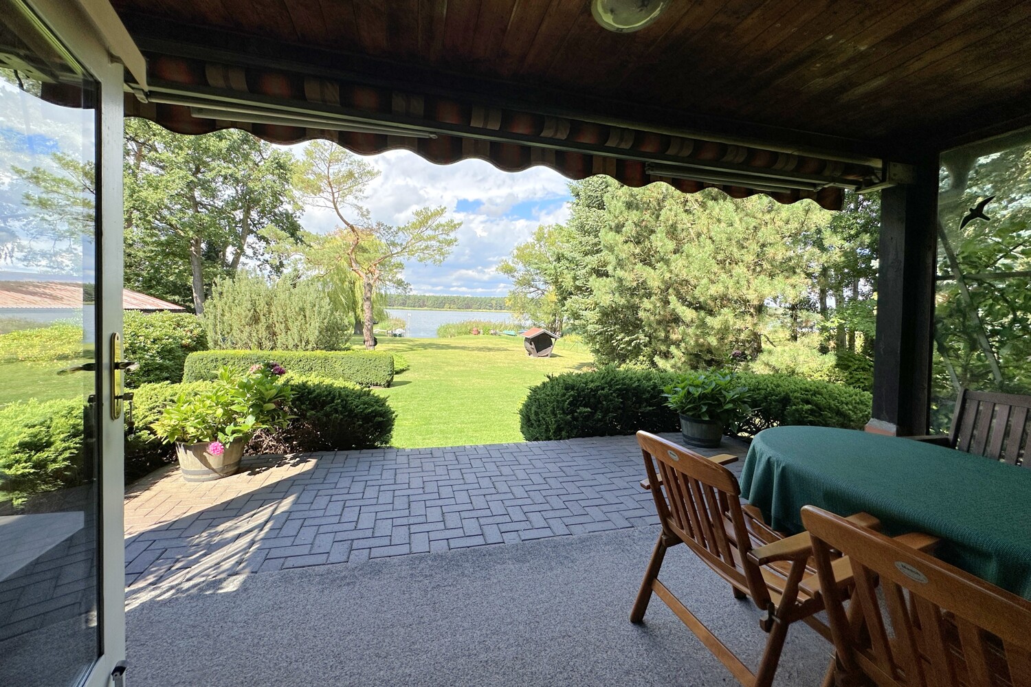 überdachte Terrasse mit traumhaftem Wasserblick (Ferienhaus)