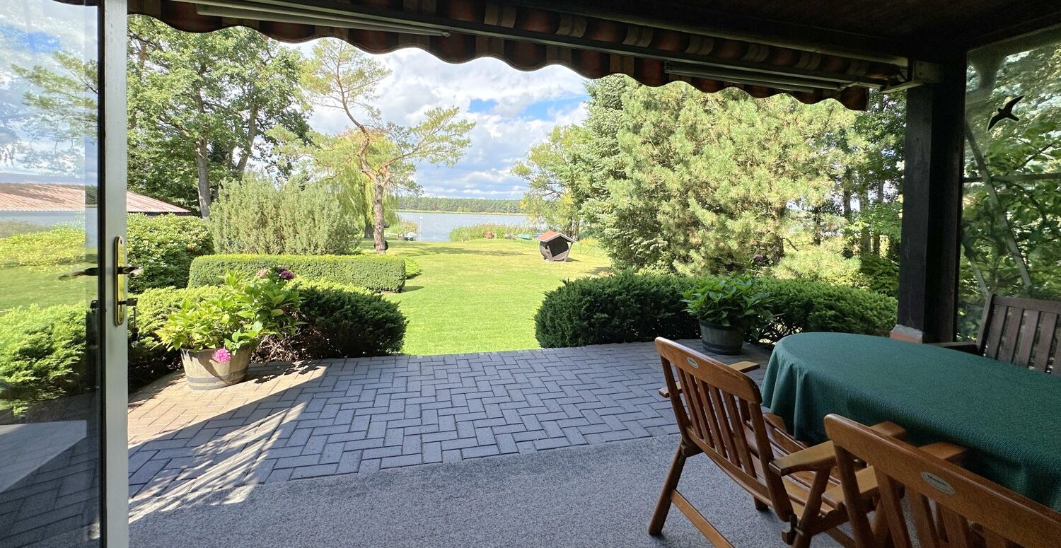 überdachte Terrasse mit traumhaftem Wasserblick (Ferienhaus)