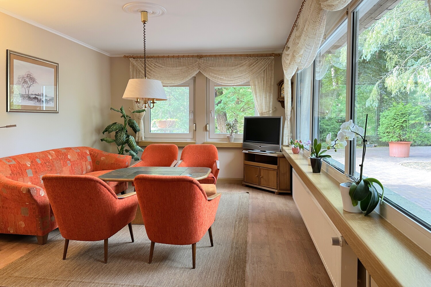 lichtdurchflutetes Wohnzimmer (Wohnhaus)