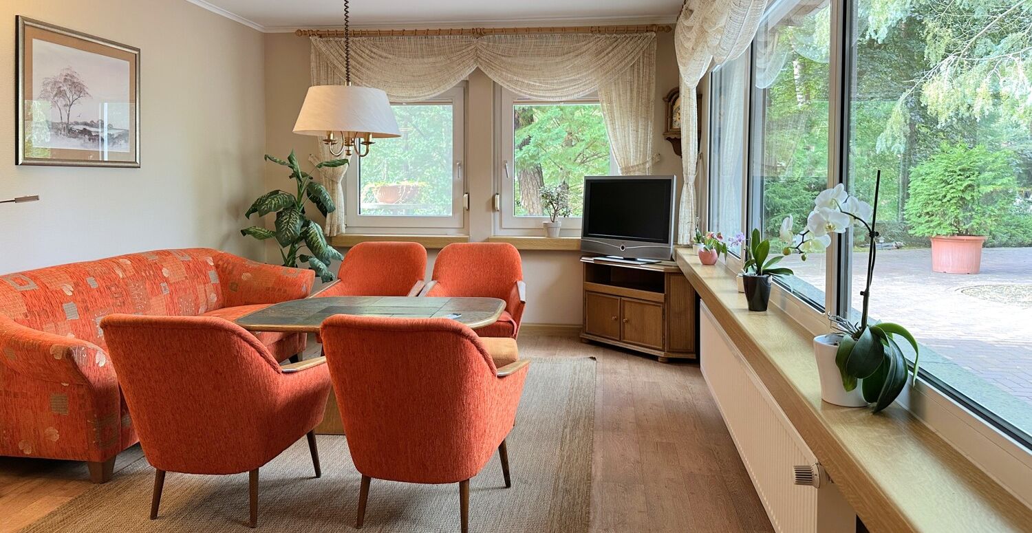 lichtdurchflutetes Wohnzimmer (Wohnhaus)