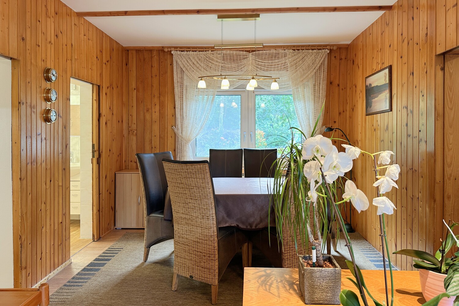 offenes Esszimmer mit Raumteiler
