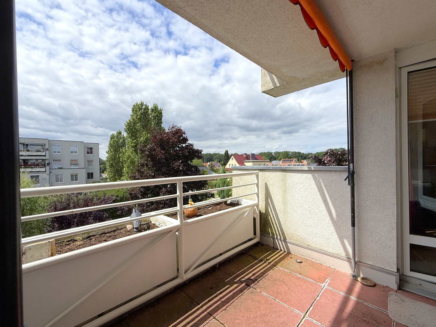 überdachte Loggia mit Sonnenschutz