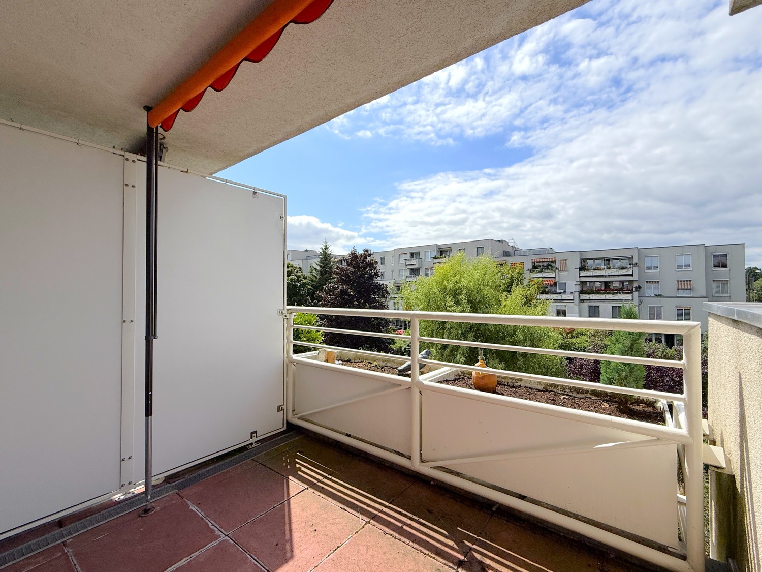 überdachte Loggia mit Sonnenschutz