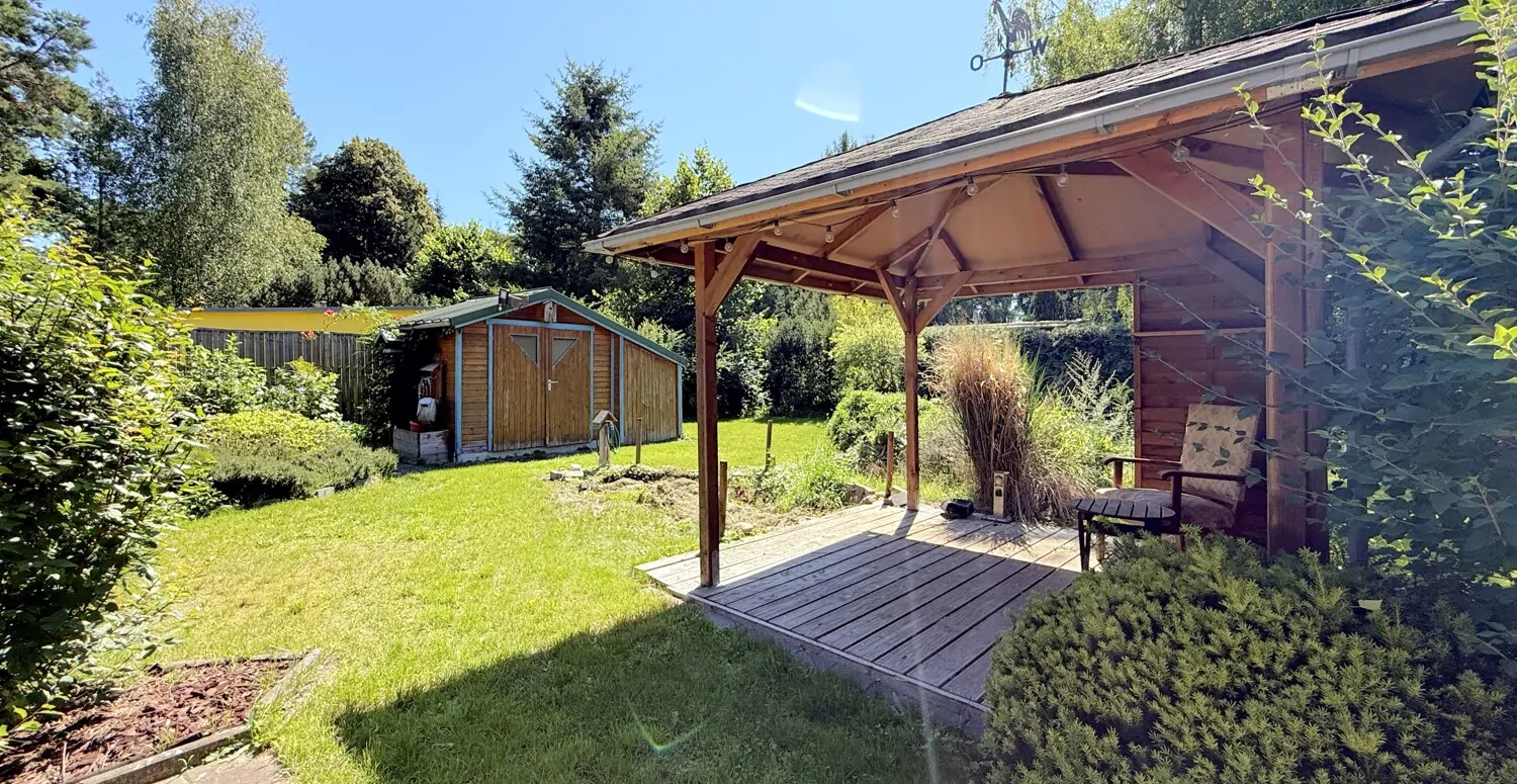 gepflegter Garten mit Pavillon