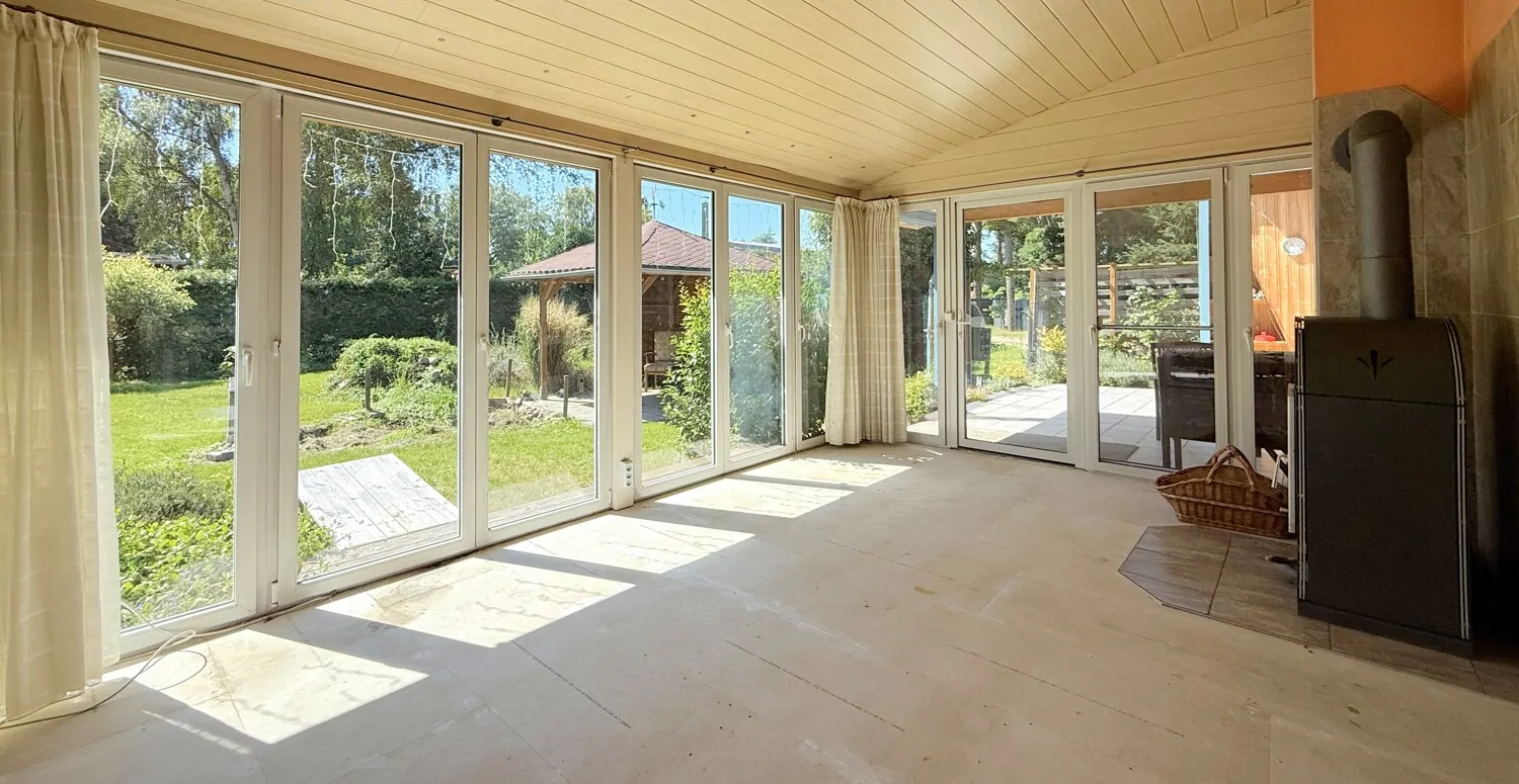 traumhafter Wintergarten mit Blick in den Garten