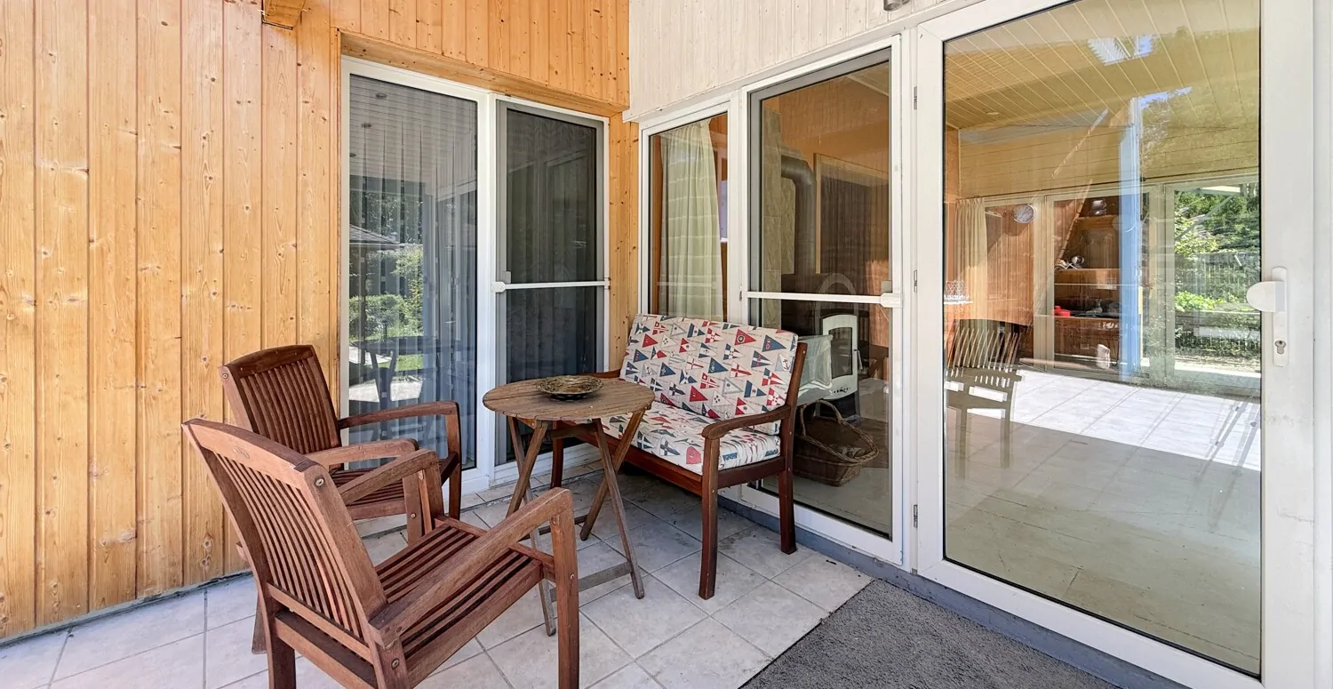 überdachter Hauseingang zum Wintergarten