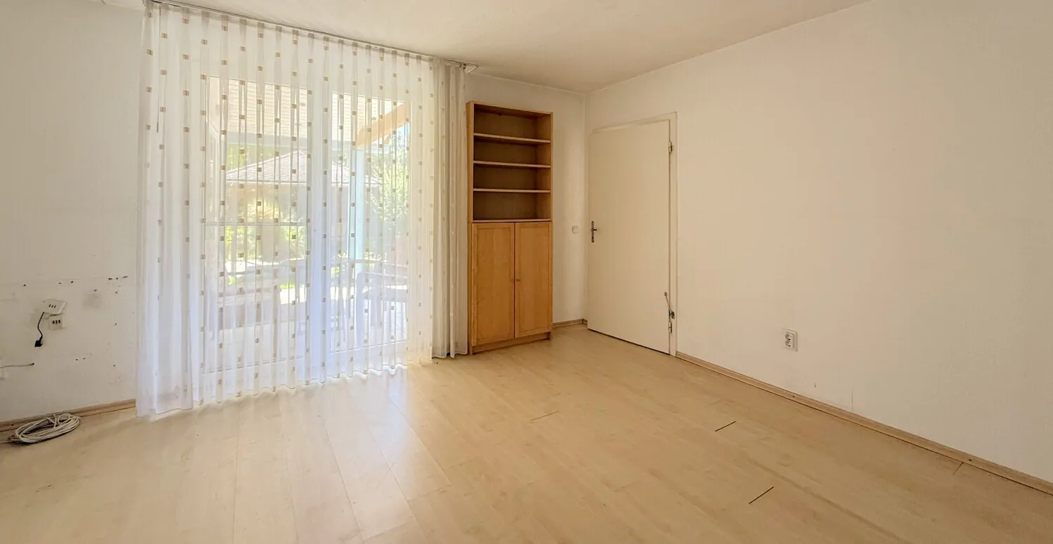 helles Schlafzimmer mit angrenzendem Ankleidezimmer