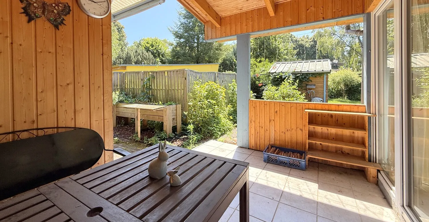 überdachte Terrasse mit Blick in den Garten