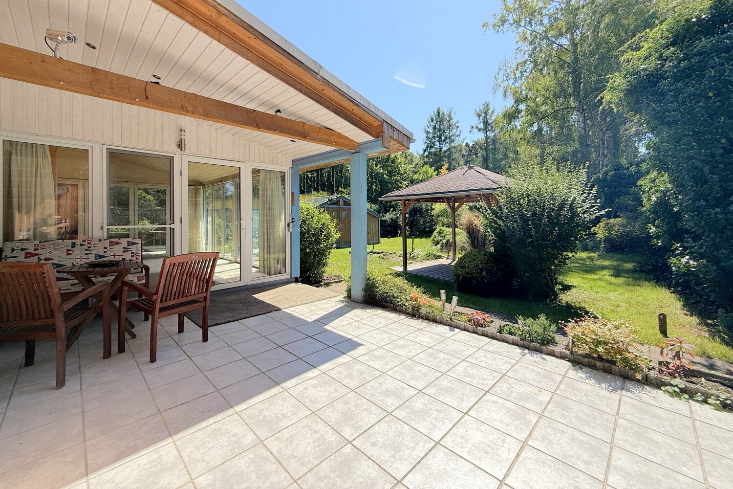 Veranda mit Blick in den Garten