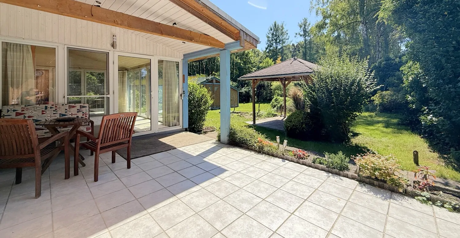 Veranda mit Blick in den Garten