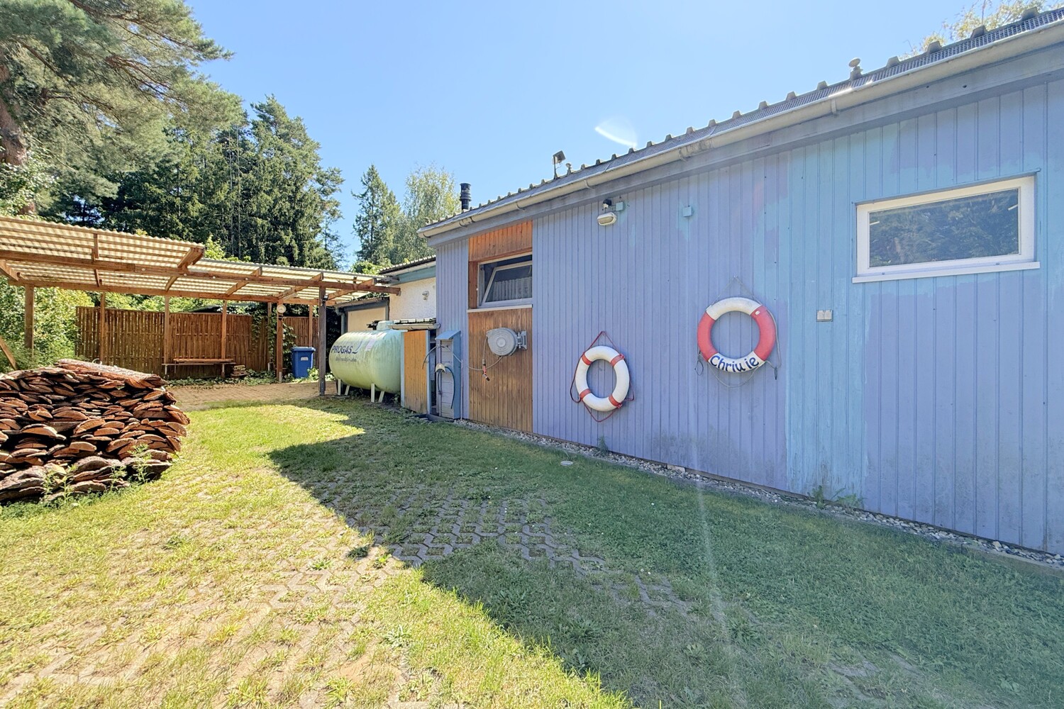 separate Grundstückszufahrt mit Werkstatt, Schuppen, Doppelcarport und Garage