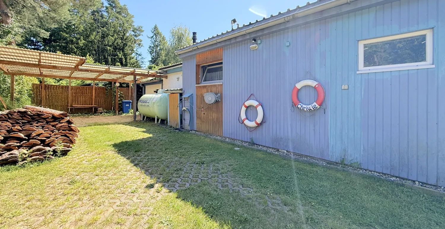 separate Grundstückszufahrt mit Werkstatt, Schuppen, Doppelcarport und Garage