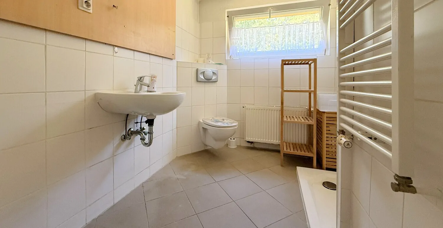 Badezimmer mit Dusche