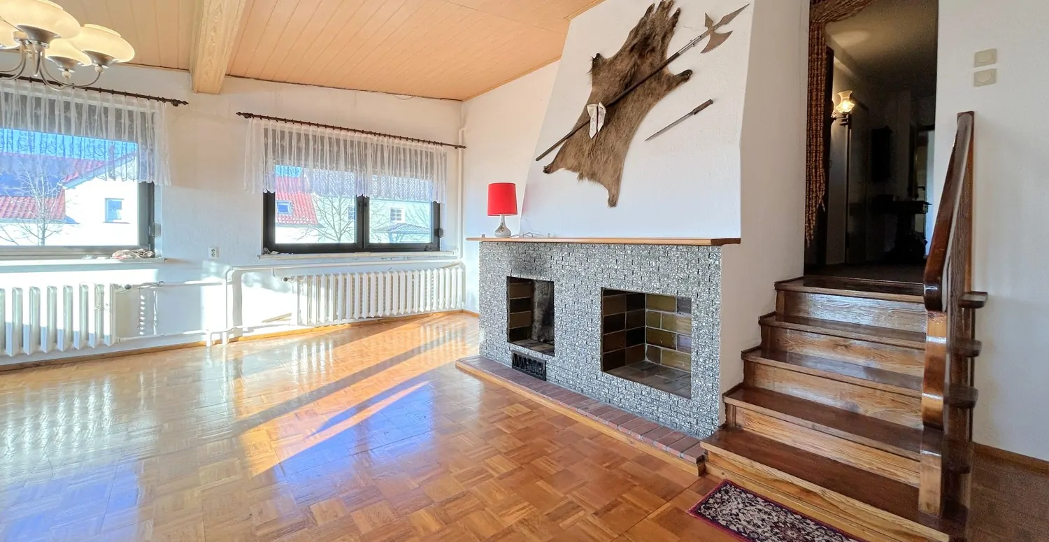 lichtdurchflutetes Wohnzimmer mit offenem Kamin (Obergeschoss)